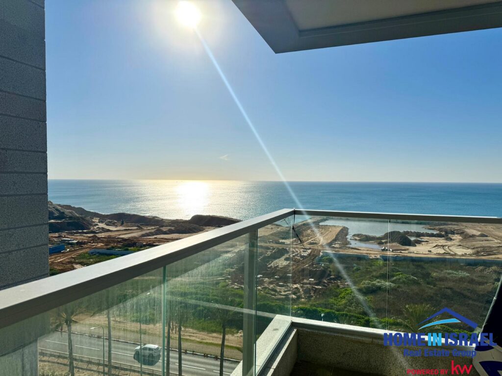 מרפסת שמש גדולה עם מעקה זכוכית במגדל מאריס נתניה, צופה לים