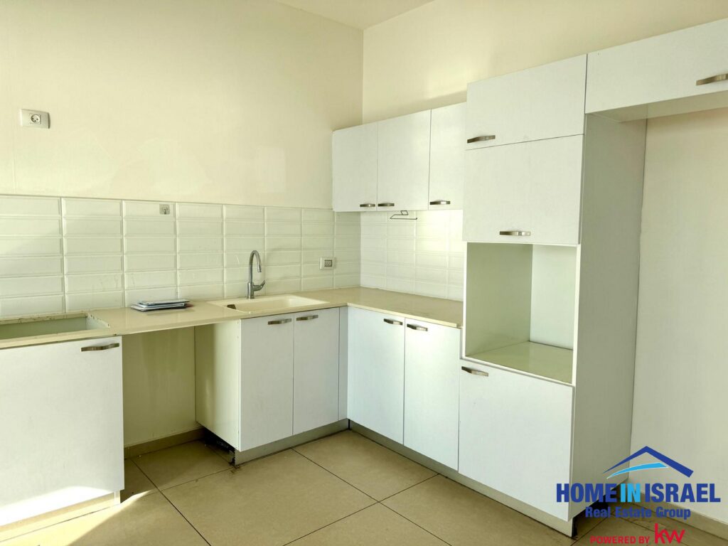 Alt Text: מטבח מעוצב ויוקרתי במגדל ויסטה נתניה עם ארונות פרימיום ומשטחי עבודה איכותיים.