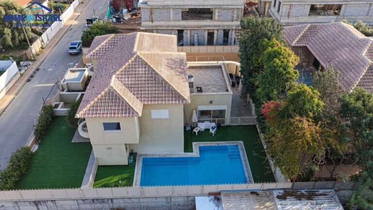 Роскошная вилла с бассейном в Нетании, район Эйн-ха-Тхелет.