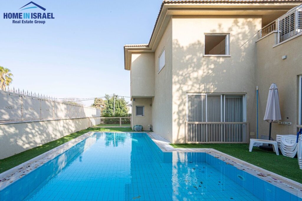 Caption: Эксклюзивная вилла с 7 спальнями и частным бассейном у моря.