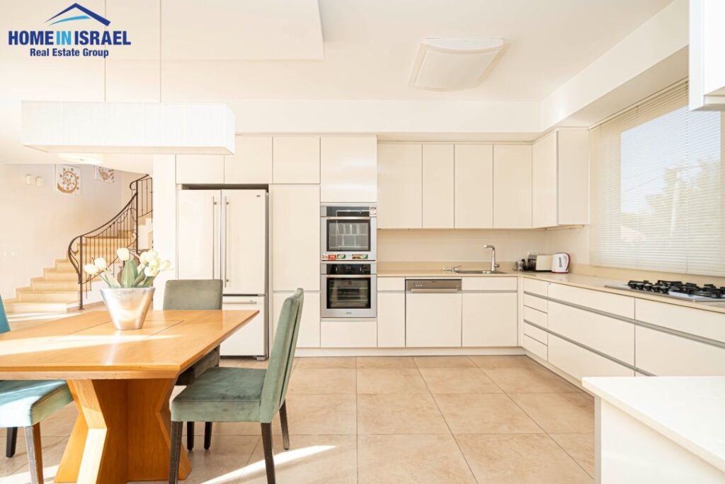 Caption: Эксклюзивная вилла с 7 спальнями и частным бассейном у моря.