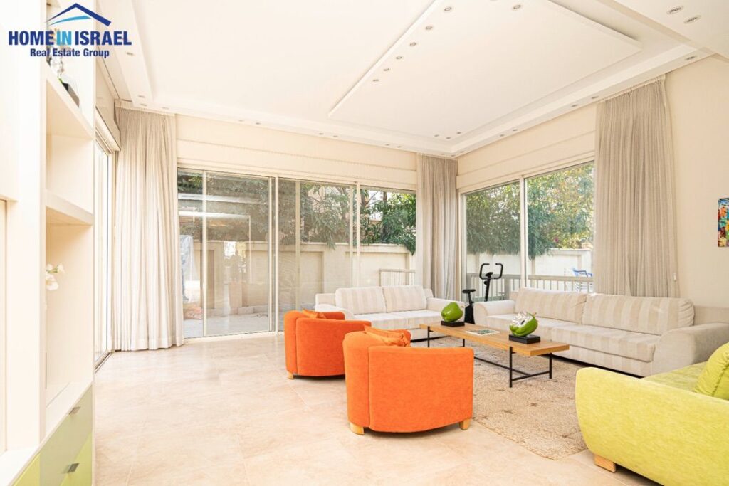 Caption: Эксклюзивная вилла с 7 спальнями и частным бассейном у моря.