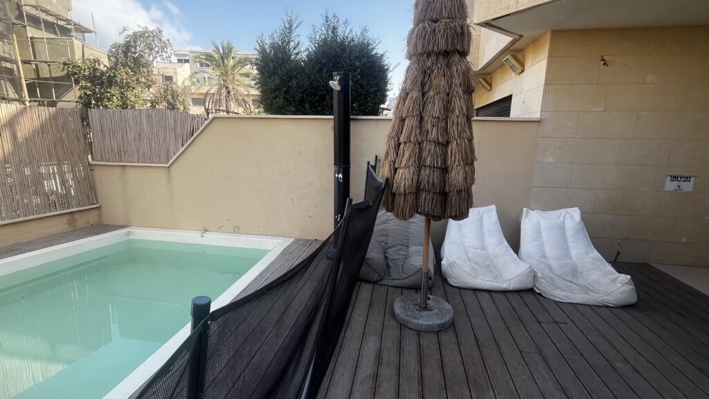 להשכרה בית עם בריכה בנוף הטיילת, נתניה