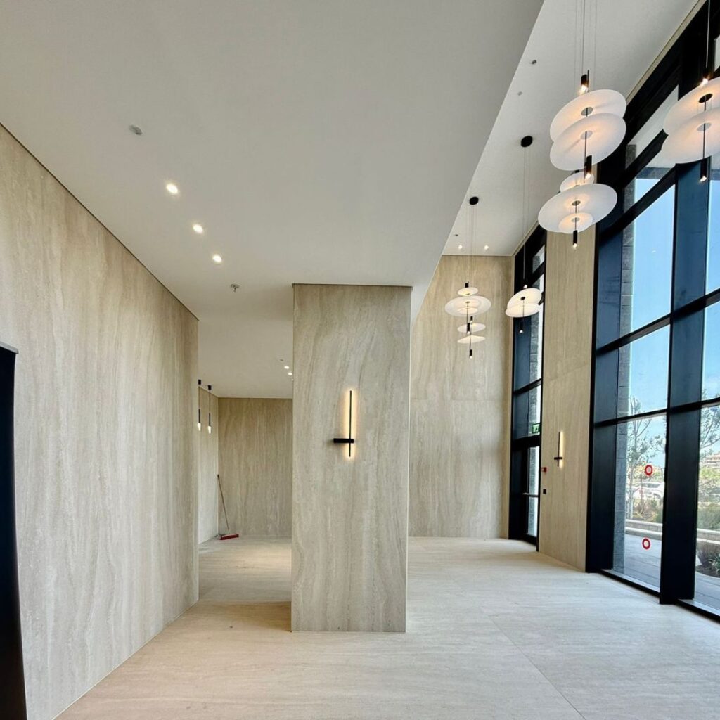 Elegant lobby in new tower — Park HaYam