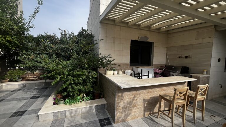 למכירה: דירת גן מעוצבת ומשודרגת בחריש – 4 חדרים עם גינה ענקית