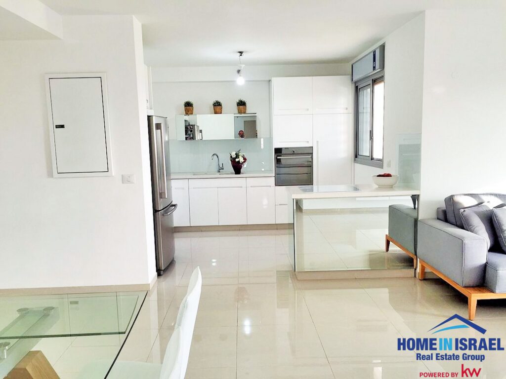 Appartement 4 pièces à vendre dans le projet TRIO Demari, 7 HaKalir Netanya – 114 m², balcon de 15 m² avec vue mer, parking et débarras.