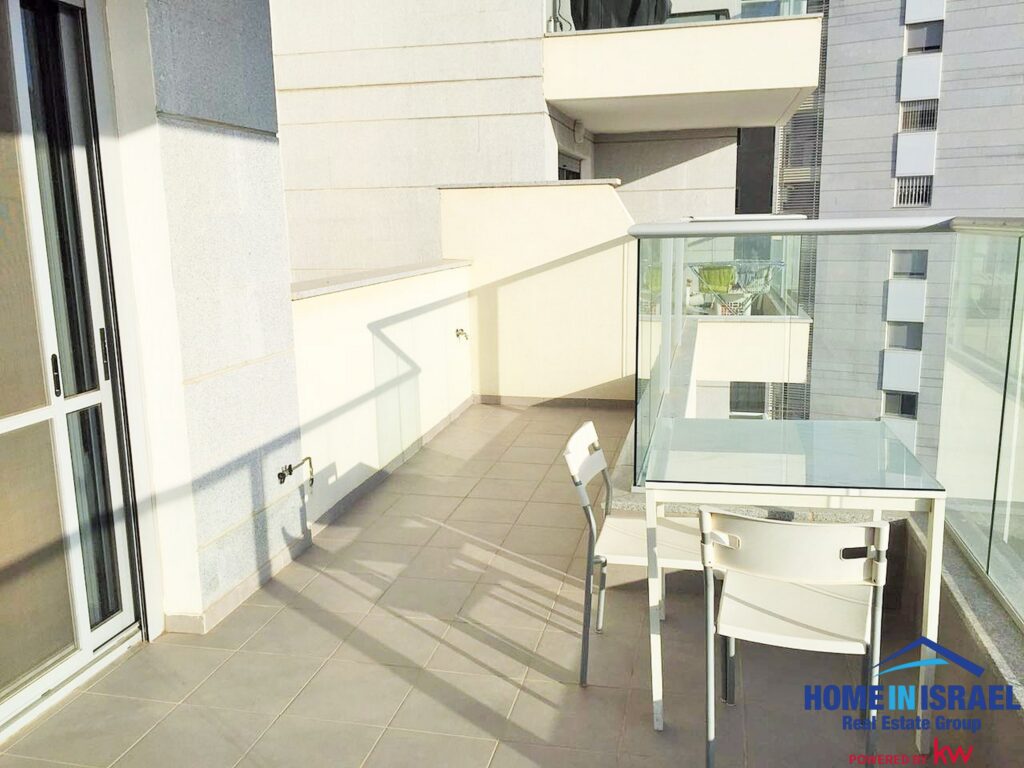 Appartement 4 pièces à vendre dans le projet TRIO Demari, 7 HaKalir Netanya – 114 m², balcon de 15 m² avec vue mer, parking et débarras.