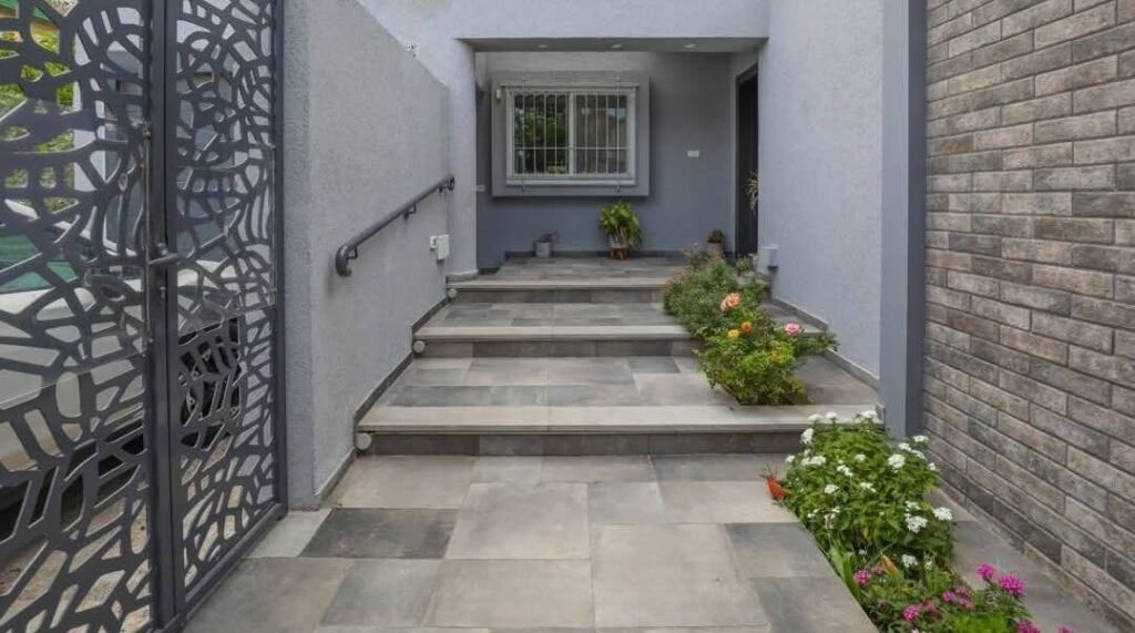 כניסה פרטית עם מדרגות וגן פורח בבית ברמת פולג