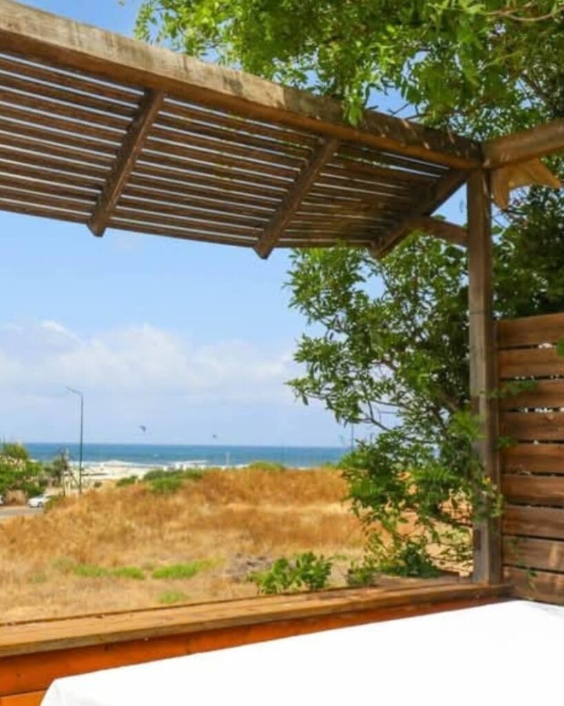 נוף ים מהפרגולה בגינה פרטית ברמת פולג