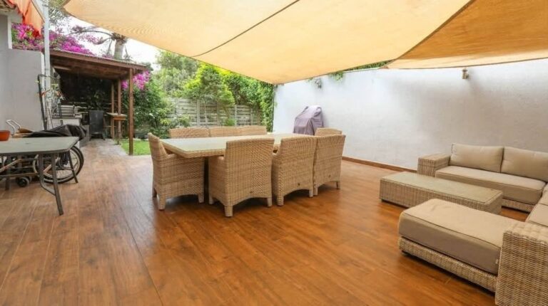 חצר מרוצפת עם פינת ישיבה מוצלת בבית בנתניה