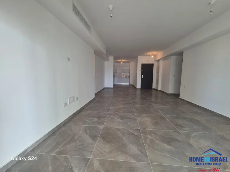 דירת 5 חדרים למכירה בבורוכוב 3 נתניה – 135 מ״ר, קומה 11, מרפסת 18 מ״ר, שתי חניות ומחסן בפרויקט אפריקה ישראל.