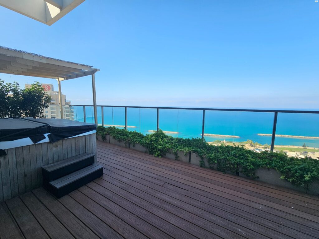 Luxury balcony with jacuzzi and panoramic sea view in South Netanya duplex