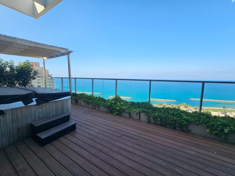 Luxury balcony with jacuzzi and panoramic sea view in South Netanya duplex