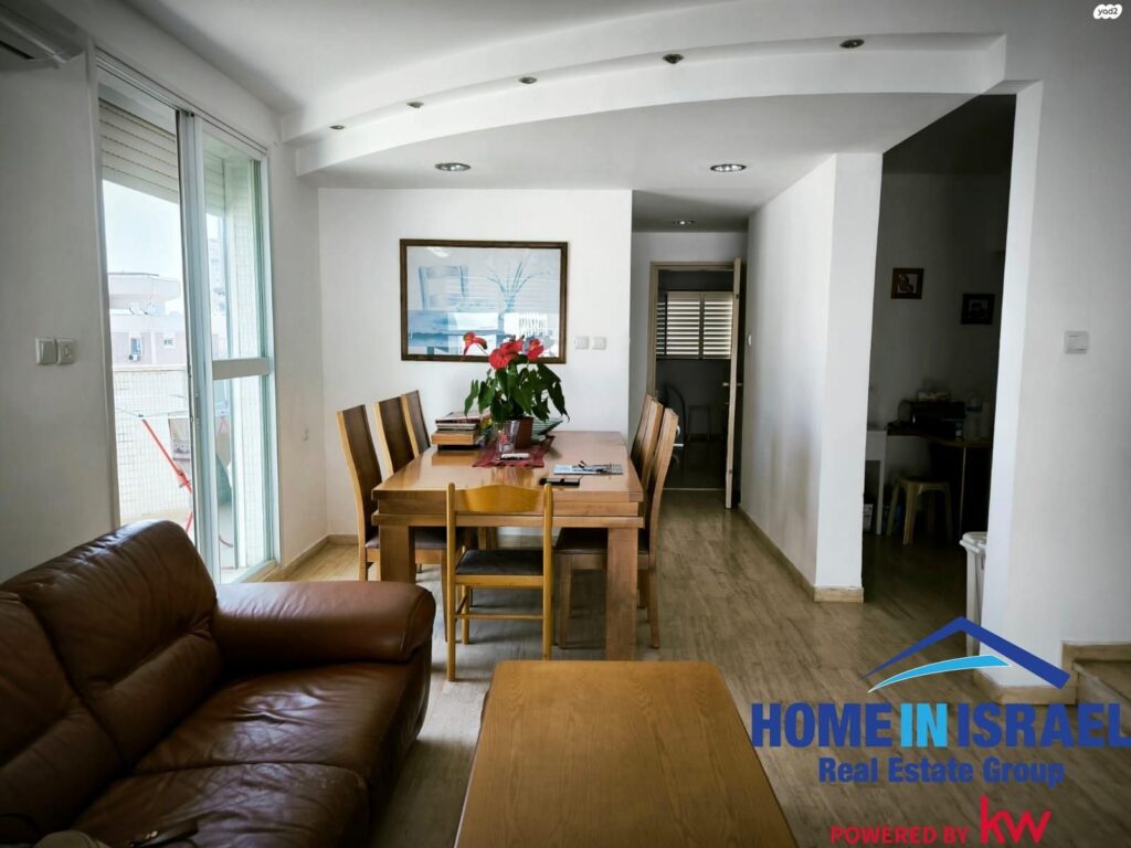 Dining area and living space open plan in Netanya duplex apartment