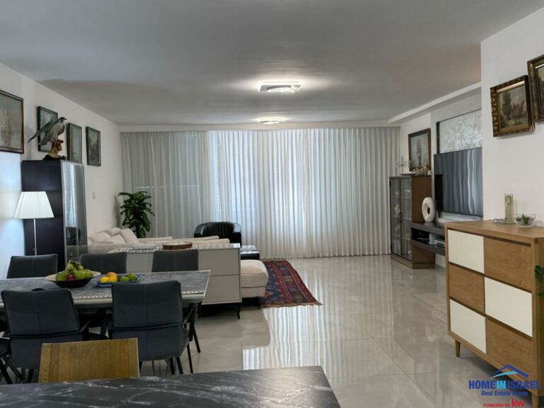 Front-facing renovated 4-room apartment for sale on Zhabotinsky Street, Netanya, 144 sqm, modern design, 2nd floor, near Sironit Beach.