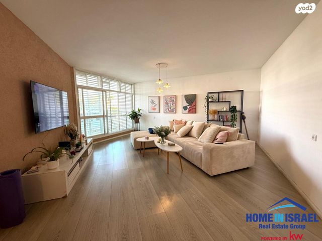 living-room-zalman-shazar-24-netanya.jpg