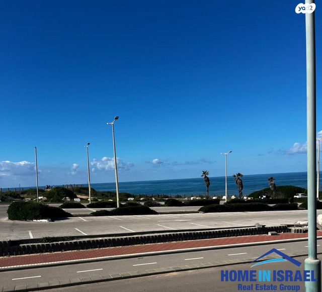 Looking for luxury real estate in Netanya? This exclusive listing on Derech HaYam in Havatzelet HaSharon (near the prestigious Tsukei Yam neighborhood) offers a rare 620 SQM land plot for sale. Positioned first-line to the Mediterranean Sea, the property includes an existing structure and building rights for two residential units. Ideal for investors seeking sea-view plots in Israel or families looking to build a custom luxury villa near Manao Beach.
