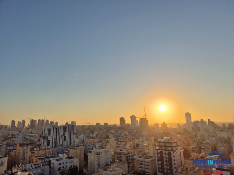 דירת 3 חדרים בקומה ה-15 בפרויקט "נווה אביבים" היוקרתי של תדהר. 90 מ"ר + 13 מ"ר מרפסת שמש עם נוף לים, חניה ומחסן.