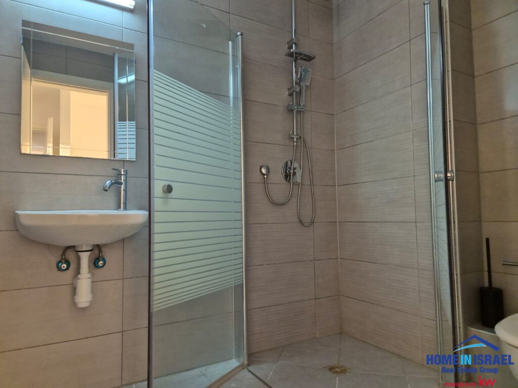 דירת 3 חדרים בקומה ה-15 בפרויקט "נווה אביבים" היוקרתי של תדהר. 90 מ"ר + 13 מ"ר מרפסת שמש עם נוף לים, חניה ומחסן.