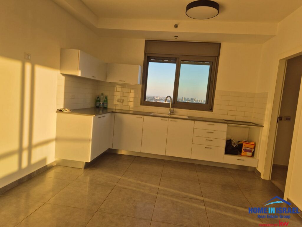 Элитная 3-комнатная квартира на 15-м этаже в проекте «Nave Avivim» от компании Tidhar. 90 кв.м + 13 кв.м балкон с видом на море, парковка и кладовая.