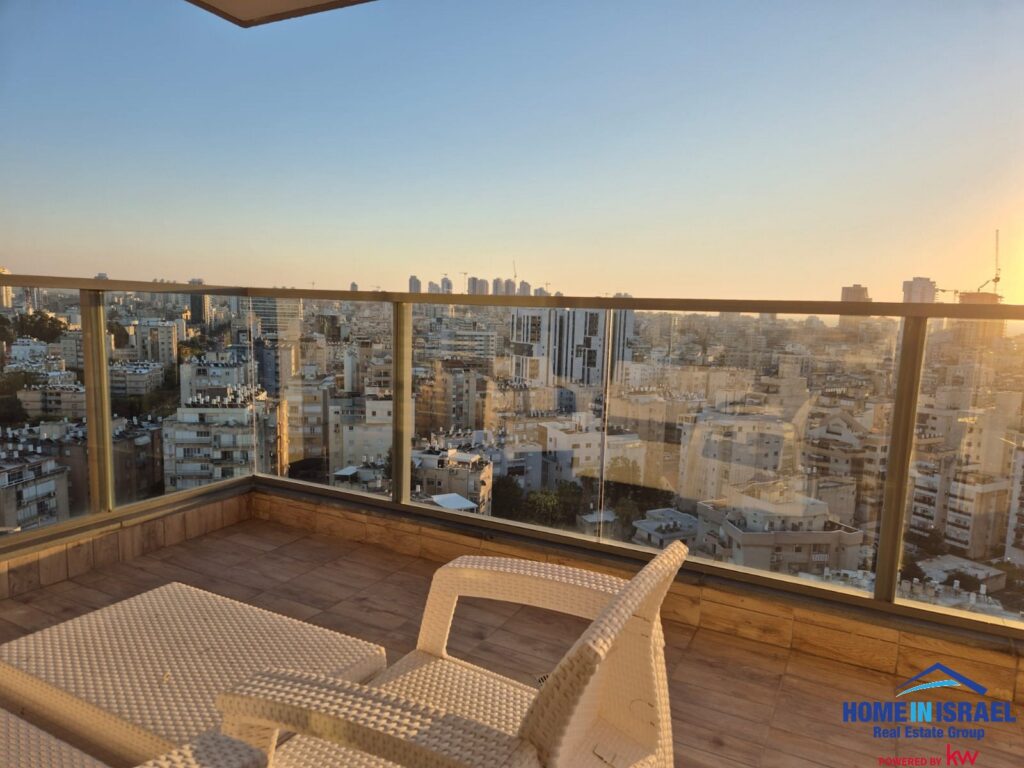 Appartement de luxe de 3 pièces au 15ème étage du projet "Nave Avivim" par Tidhar. 90 m² + 13 m² de terrasse avec vue sur la mer, parking et cave