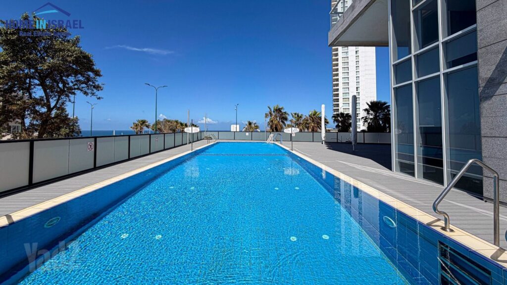 Swimming pool and luxury amenities in Horizon Briga tower Netanya