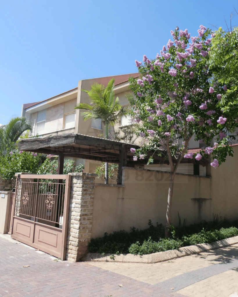 Cottage d'angle de luxe à vendre à Ramat Poleg Netanya avec jardin privatif.