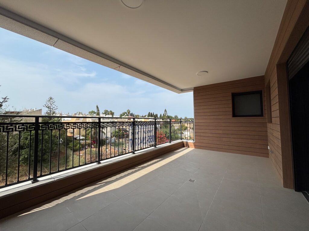 20 sqm west-facing sun balcony