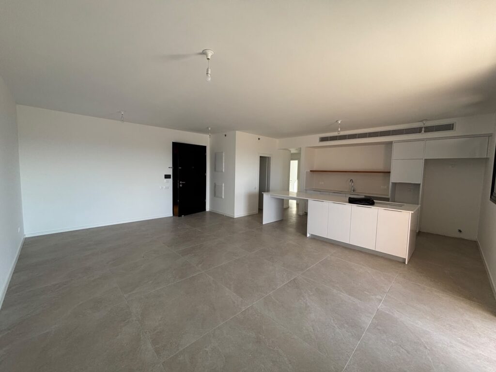 Luxury 5-room residence in Netanya with 2 underground parking spaces and attached storage