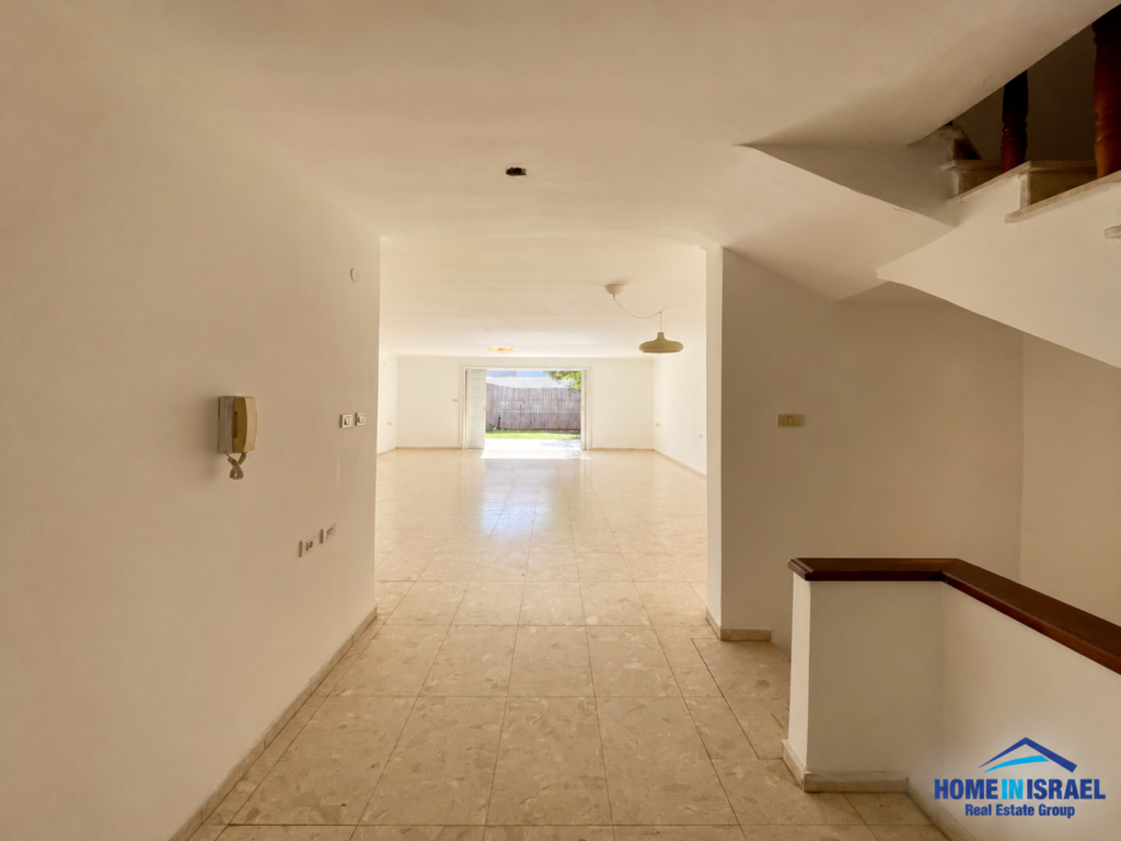 Exclusive 7-bedroom private house for sale in Ramat Poleg, Netanya. 250 sqm plot, 200 sqm built, basement & garden steps from Poleg Beach